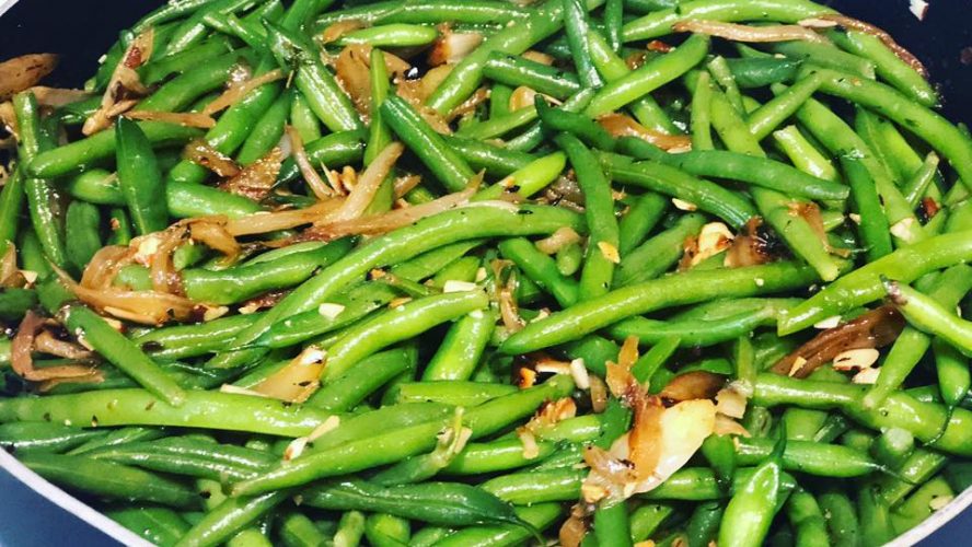 Green beans with caramelized onions and almonds